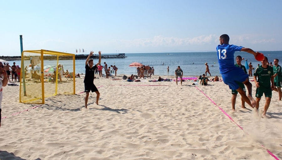 За пръв път: Международно участие на турнира по плажен хандбал в Несебър 